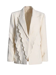 不規則なフリルスーツ